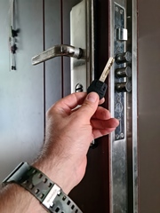 kinai-biztonsagi-ajto-zarcsere-premium-zarbetet-beszereles